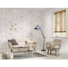 Wohnzimmer mit Sofa, Sessel, Stehlampe und gemusterter Tapete