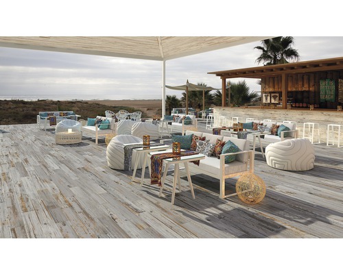 Aussenbereich mit Holzboden, Sitzmöbeln und Bar am Strand