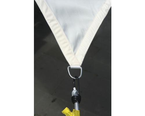 Gros plan d''un voile d''ombrage avec des éléments de fixation