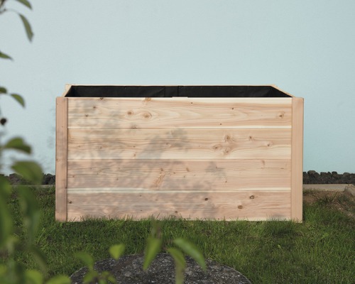 Hochbeet aus Holz im Garten