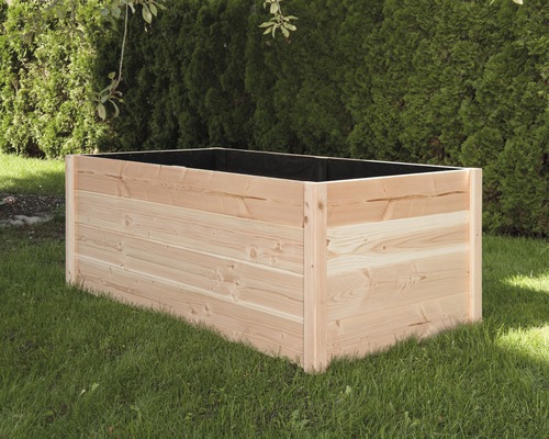 Holzhochbeet auf einer Rasenfläche im Garten