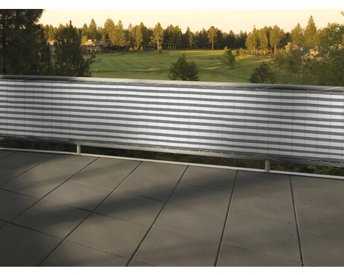 Sichtschutzmatte mit horizontalen Streifen am Balkongeländer