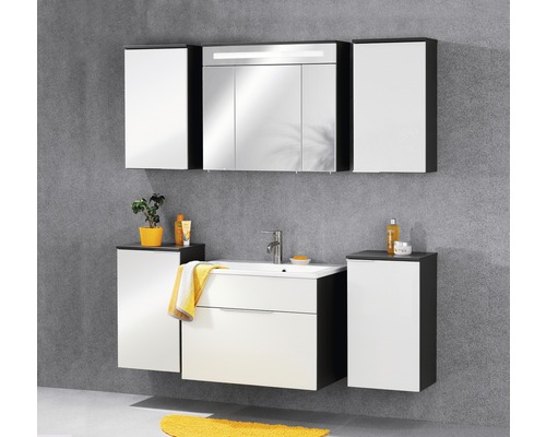 Badezimmer mit Waschtisch, Spiegelschrank und Hochschränken