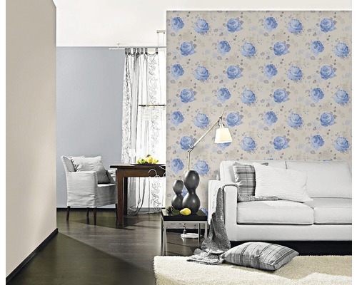 Wohnzimmer mit blumiger Tapete, Sofa und Tisch