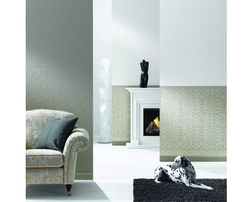 Wohnzimmer mit gemusterter Tapete, Sofa, Kamin und Dalmatiner auf einem Teppich