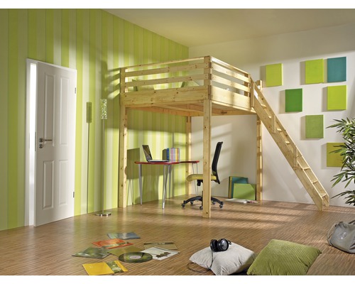 Kinderzimmer mit Hochbett aus Holz mit Schreibtisch darunter