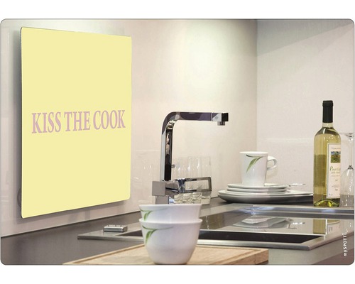 Küchenszene mit Spüle, Armatur, Geschirr und einem Bild mit der Aufschrift ''Kiss the Cook''