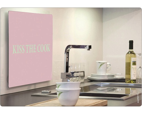 Küchenszene mit Küchenrückwand mit dem Schriftzug Kiss the Cook, Spüle, Armatur, Geschirr und Weinflasche