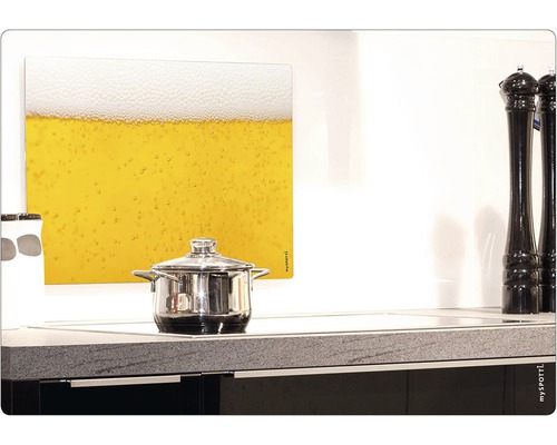 Scène de cuisine avec casserole et planche à découper en verre avec motif de bière