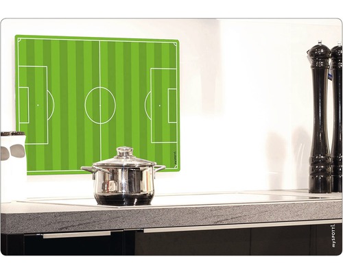 Scène de cuisine avec casserole sur cuisinière et crédence à motif terrain de football