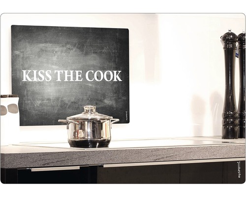 Casserole sur une plaque à induction sous une peinture murale avec l''inscription Kiss the Cook