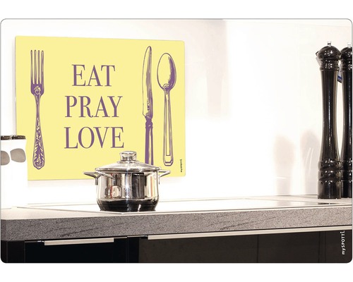 Scène de cuisine avec casserole et décoration avec l''inscription Eat Pray Love