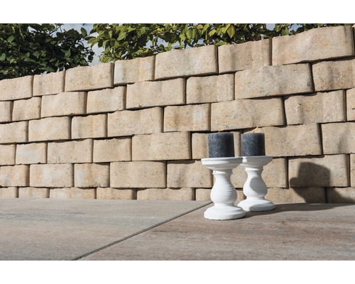 Mur de jardin en blocs de béton avec deux chandeliers