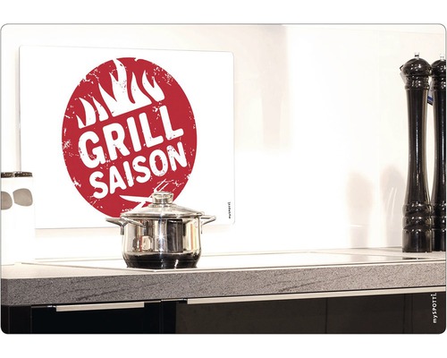 Magnetische Spritzschutzwand mit Grill Saison Motiv hinter einem Kochtopf