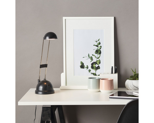 Bureau avec lampe, image encadrée, tasses et tablette