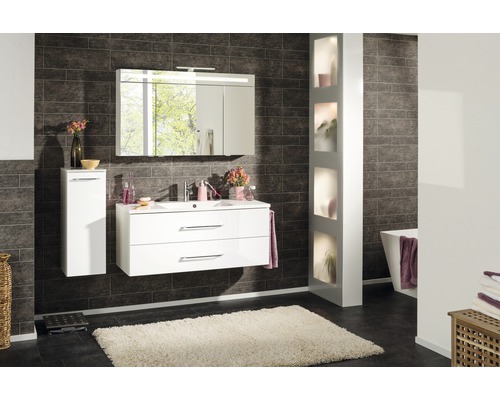 Helles Badezimmer mit Waschbeckenunterschrank, Spiegelschrank, Hochschrank und Badewanne.
