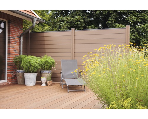 Terrasse avec pare-vue, chaise longue et plantes