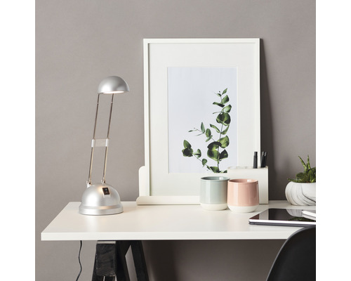 Bureau avec lampe de bureau et décoration