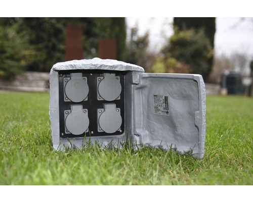 Multiprise aspect pierre pour jardin avec quatre prises
