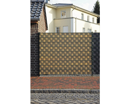 Blick auf einen Sichtschutzzaun vor einem Haus