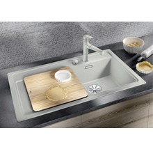 Évier de cuisine avec égouttoir, planche à découper, robinet et distributeur de savon