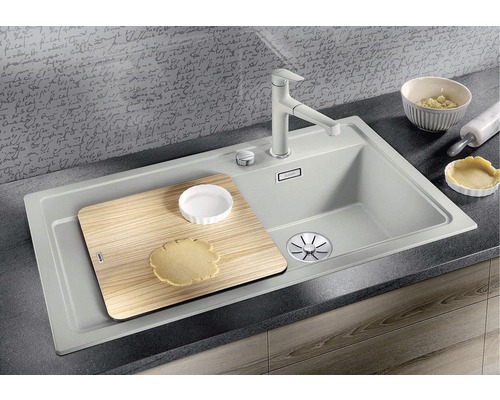 Évier de cuisine avec égouttoir, planche à découper, robinet et distributeur de savon