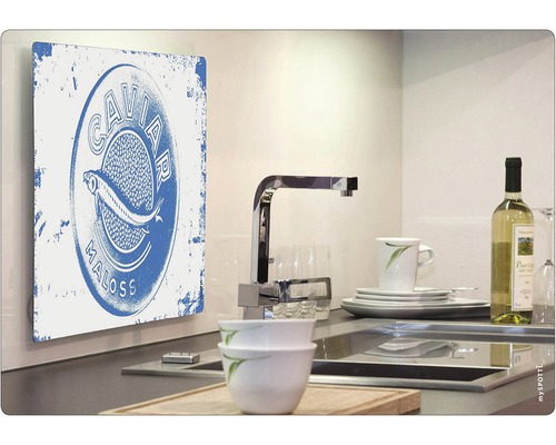 Küchenszene mit Wandbild, Spüle, Armatur und Geschirr