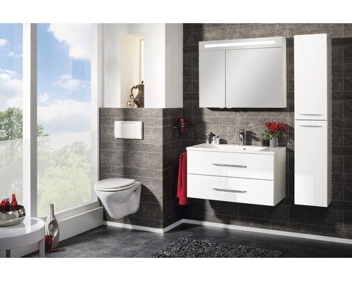 Salle de bains moderne avec meubles blancs, armoire de toilette et WC