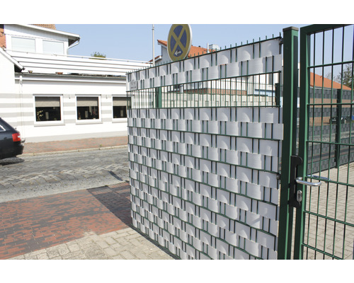 Sichtschutzzaun mit Kunststoffstreifen und Metallrahmen