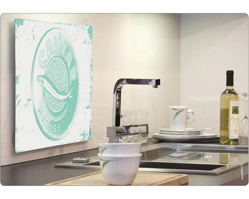 Dekorative Küchenszene mit einem Wandbild mit Fischmotiv, Spüle und Geschirr