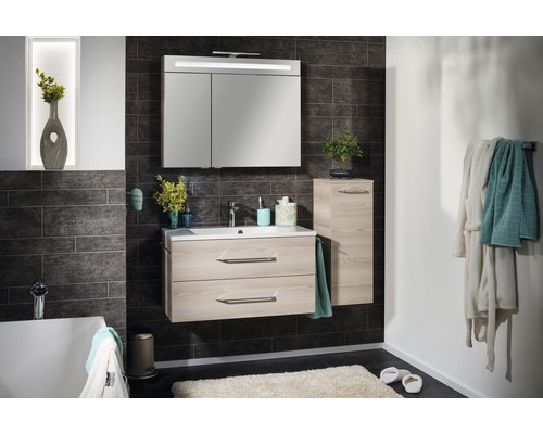 Salle de bain moderne avec meuble-lavabo, armoire de toilette et armoire haute