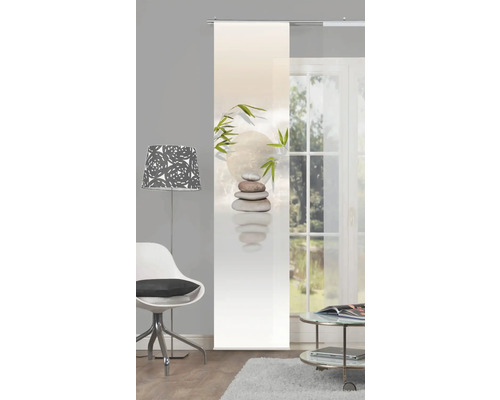 Panneau coulissant avec motif de pierre devant la fenêtre