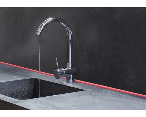 Robinet de cuisine avec de l''eau courante sur un plan de travail