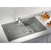 Spüle aus Stein mit Abtropffläche und Wasserhahn