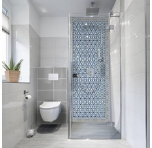 Modernes Badezimmer mit Toilette und Dusche mit Mosaikfliesen