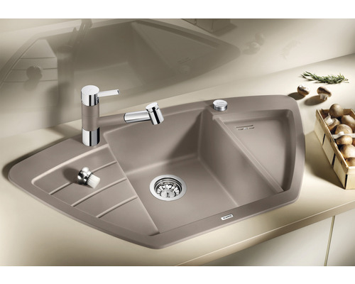 Évier d''angle avec égouttoir, distributeur de savon et robinet