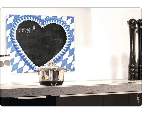 Dekorative Tafel in Herzform mit bayerischem Rautenmuster und Topf auf einem Kochfeld