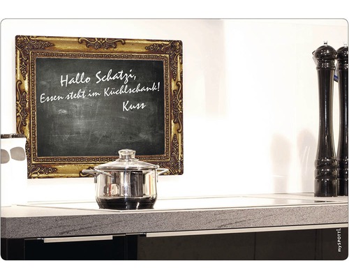 Schwarze Tafel mit goldfarbenem Rahmen, Kochtopf auf Kochfeld