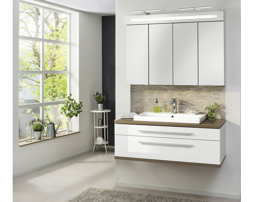 Badezimmer mit Waschtischunterschrank, Aufsatzwaschbecken und Spiegelschrank