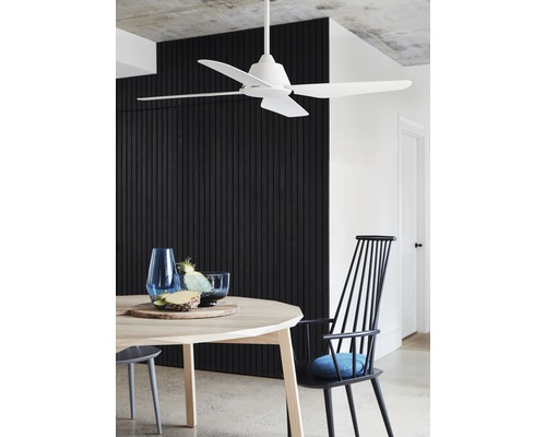 Intérieur avec table à manger, chaises et ventilateur de plafond blanc