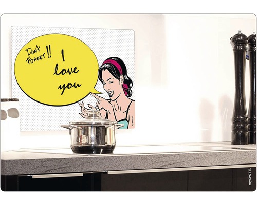 Küchenszene mit Herd, Kochtopf und Spritzschutz mit Comicmotiv