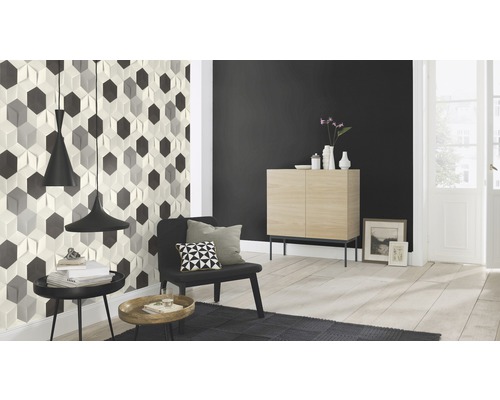 Salon lumineux avec papier peint à motifs tridimensionnels, meubles et décorations pour une ambiance moderne.