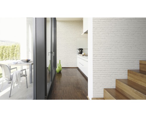 Helles Wohnzimmer mit Terrasse, Ziegelwandtapete und Holztreppe