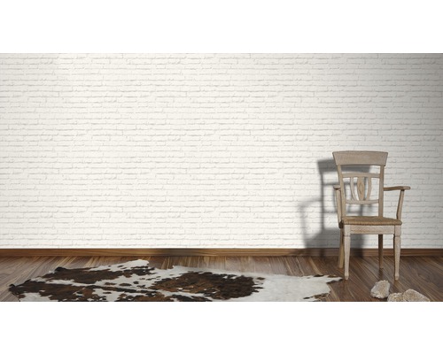 Zimmer mit Ziegelwandtapete, Holzboden, Teppich und Sessel