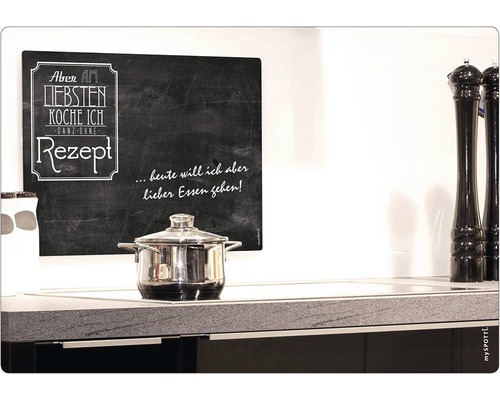 Küchenszene mit Topf auf Herd und Dekoelement mit Kreideschrift