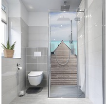 Salle de bains lumineuse avec WC, fenêtre et douche