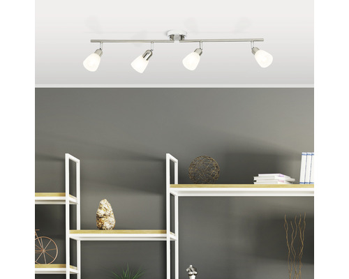 Plafonnier avec quatre spots pour l''éclairage de la pièce