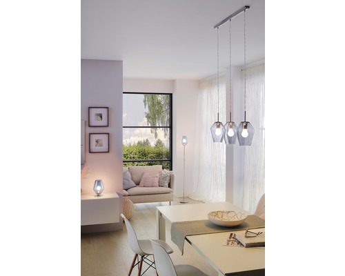 Helles Wohnzimmer mit Esstisch, Sofa, Fenster und Pendelleuchte