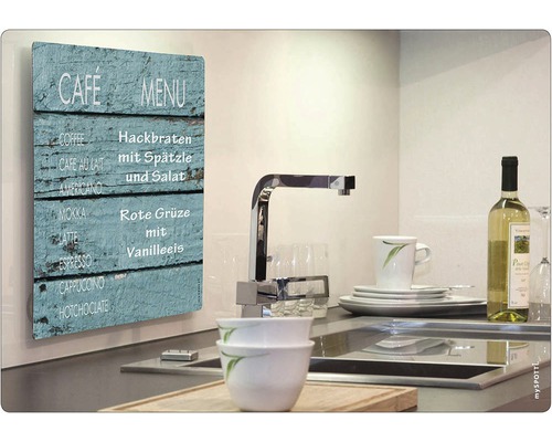 Küchenszene mit einem Wandbild einer Café-Menütafel im Vintage-Stil