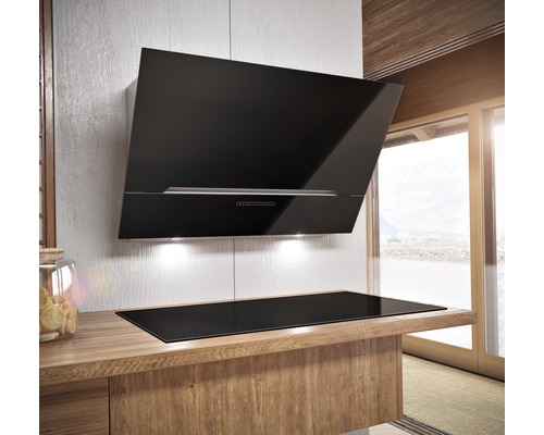 Wandhaube und Kochfeld in einer modernen Küche